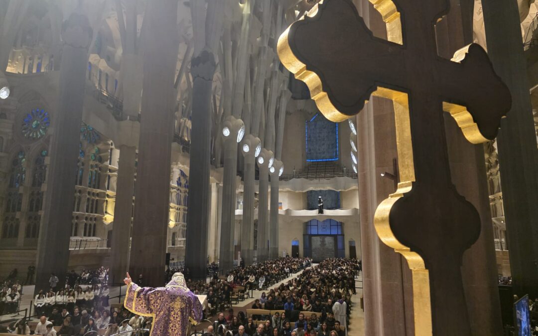 BARCELONA. La Sagrada Familia recibe la cruz de Siria marcada por la guerra en el ‘Sent la Creu’