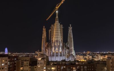 La estrella que corona la torre de la Virgen María ya ilumina Barcelona